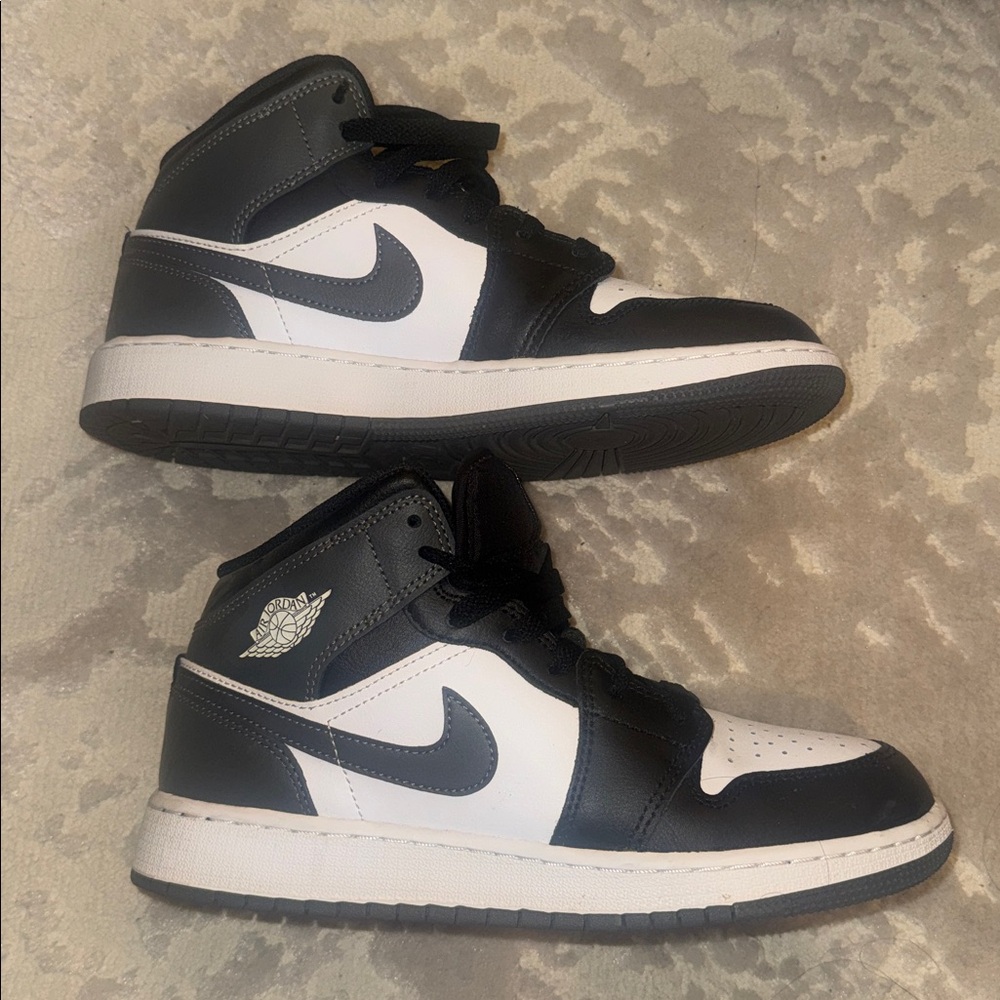 Air Jordan 1 Mid - women’s/boys'
Size 8.5 womens OR 6.5 grade school boys or
